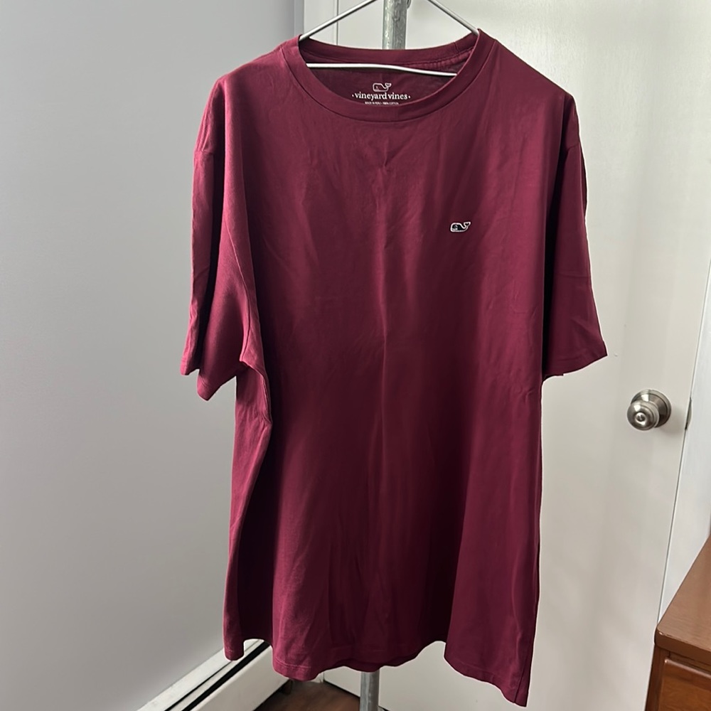 Men’s Vineyard Vines whale emblem tshirt